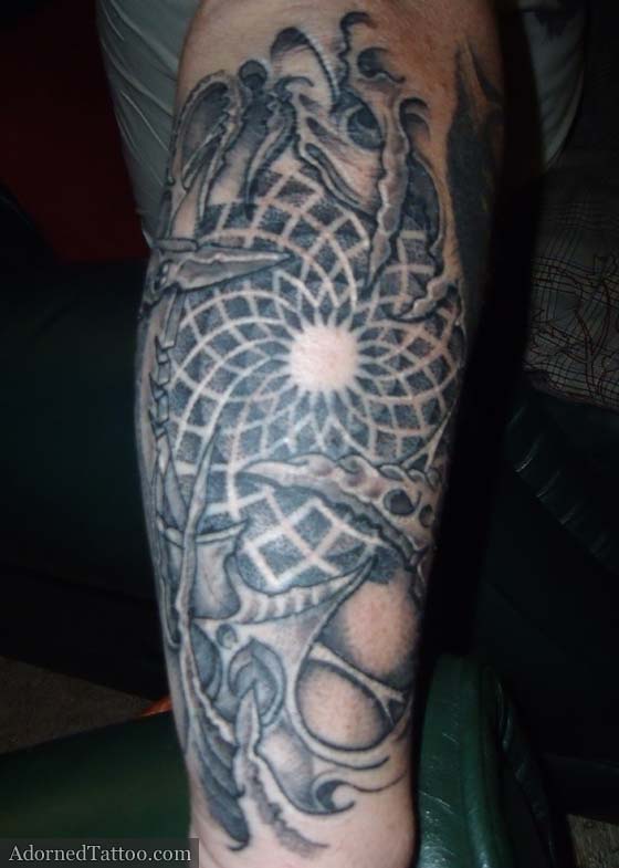 His forearm tattoo is bio-organic rather than biomechanical, over a dotwork 